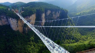 Maior ponte de vidro do mundo  inaugurada na China