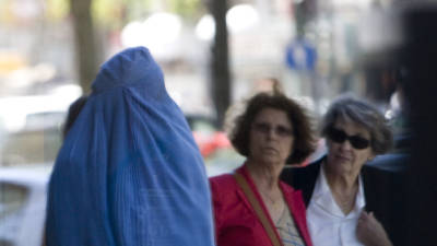 Maioria dos suíços apoiaria proibição nacional da burca