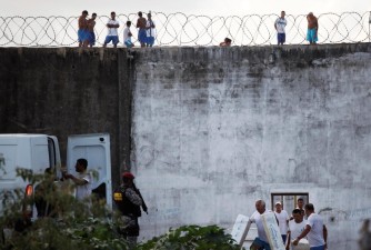 Mais 200 fogem de cadeia brasileira após novo motim