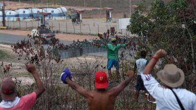 Mais confrontos entre venezuelanos junto à fronteira com Brasil