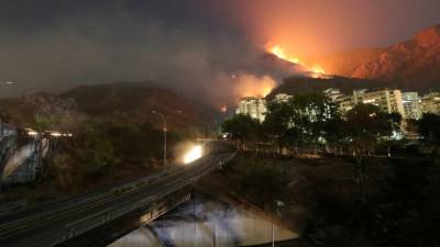 Mais de 100 bombeiros combatem incêndio a norte de Caracas, na Venezuela