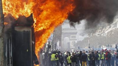 Mais de 100 detidos em distúrbios em Paris
