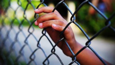Mais de 100 mil crianças migrantes mantidas em centros de detenção nos EUA