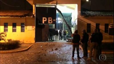 Mais de 100 presos fogem de cadeia de segurança máxima no Brasil
