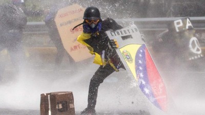 Mais de 115 jornalistas foram agredidos em seis semanas de protestos na Venezuela