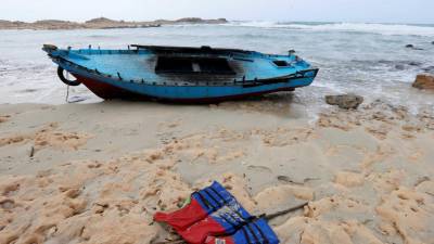Mais de 200 migrantes resgatados na costa oeste da Líbia