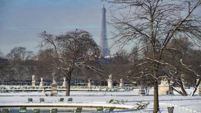 Mais de 200 voos cancelados hoje devido a novo nevão em Paris