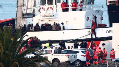 Mais de 300 migrantes resgatados ao largo da Líbia esperados hoje em Espanha