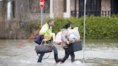 Mais de 6.000 pessoas abandonam casas após ruptura de dique no Canadá