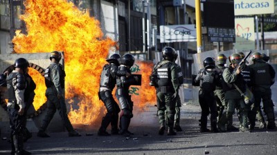 Mais de 70 civis presos por decisão de tribunais militares na Venezuela