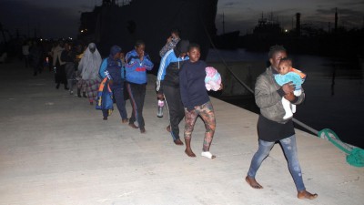 Mais de 900 imigrantes resgatados ao largo da Líbia