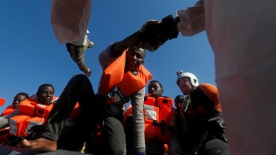 Mais de dois mil migrantes resgatados esta sexta-feira do mar Mediterrâneo ao lago da Líbia