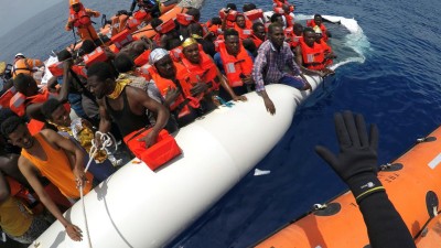 Mais de mil migrantes resgatados no mar pelas autoridades italianas