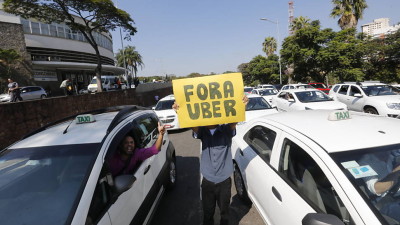 Mais de mil motoristas de táxi protestam contra a Uber em Brasília