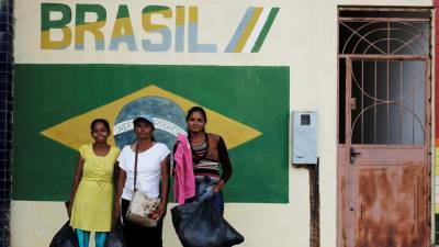 Mais de mil venezuelanos abandonam Brasil depois de violência