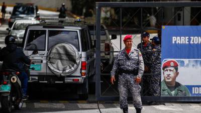 Mais de uma centena de encapuzados saqueou supermercado na Venezuela