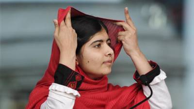 Malala Yousafzai comovida e feliz no regresso ao Paquistão