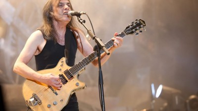 Malcolm Young, guitarrista e fundador dos AC/DC, morreu hoje