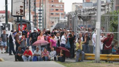 Manhã tranquila em Caracas com aparato militar visível