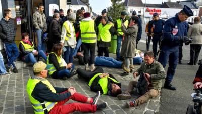Manifestante morre em bloqueio dos “coletes amarelos” em Sabóia, França