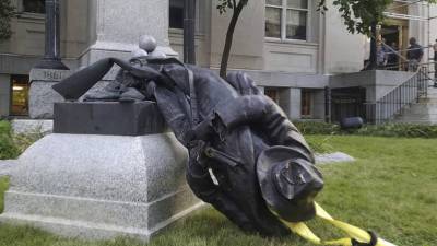 Manifestantes derrubam estátua de Jefferson Davis, na Virgínia