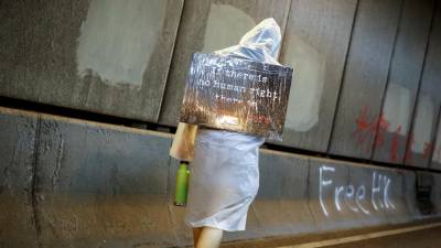 Manifestantes dispersam após aviso da polícia da Hong Kong para abandonarem área do parlamento