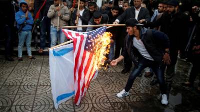 Manifestantes em Gaza queimam fotos de Trump e bandeiras dos EUA