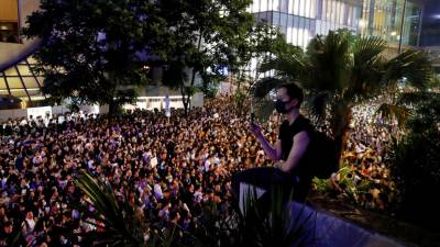 Manifestantes em Hong Kong ignoram polícia e passam limite para fim do protesto