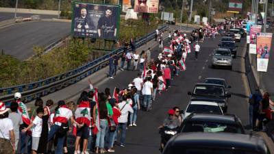 Manifestantes formam cordão humano com 170 quilometros no Líbano