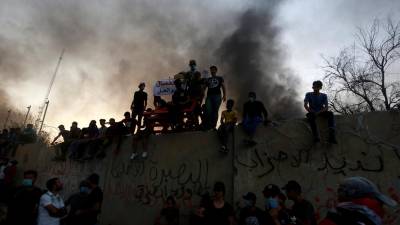 Manifestantes incendeiam consulado iraniano na cidade iraquiana de Bassorá