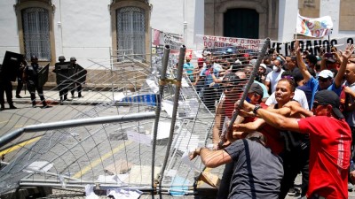 Manifestantes invadem plenário da Câmara dos Deputados do Brasil