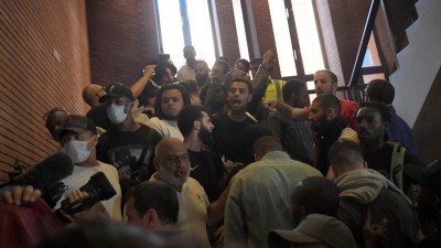 Manifestantes irados devido a incêndio de Londres invadem serviço público
