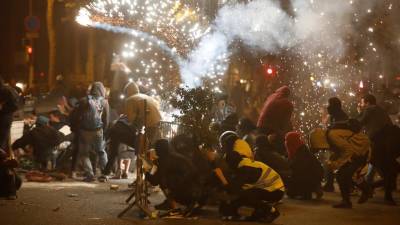 Manifestantes na Catalunha cortam estradas e o acesso à fronteira com França