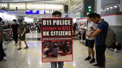 Manifestantes pró-democracia voltam ao aeroporto de Hong Kong
