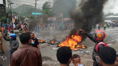 Manifestantes pró-independência incendeiam parlamento em Papua e Papua Ocidental