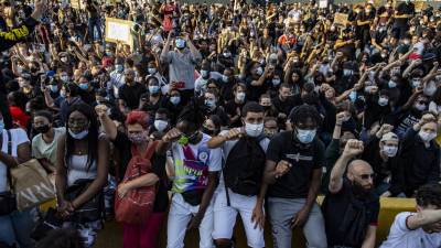 Manifestação em Paris contra racismo e violência policial termina em confrontos