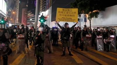 Manifestação pró-democracia começa pacificamente em Hong Kong e evoluiu para protestos