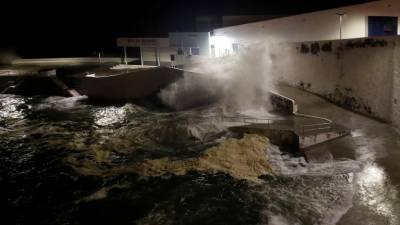 Mar pode ter levado parte do molhe do Porto das Lajes das Flores