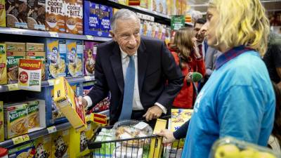 Marcelo enche carrinho para Banco Alimentar e apela a todos que doem “pelo menos um produto”