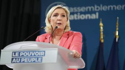 Marine Le Pen pede ao Governo francês que suspenda concessão de vistos a argelinos