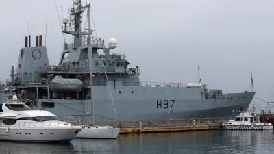 Marinha britânica envia navio para impedir passagem de imigrantes no Canal da Mancha