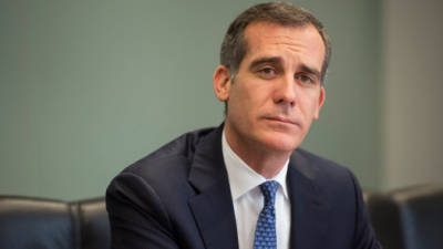 Mayor de Los Angeles acusa Trump de racismo e admite candidatura à Casa Branca