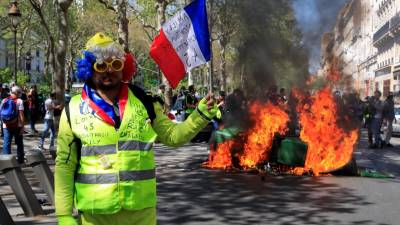 Medidas de Macron para acalmar “coletes amarelos” custam de 17 mil milhões de euros