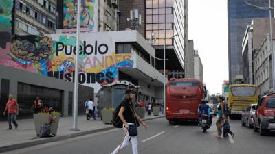 Meia centena reclama desbloqueio de dinheiro no Novo Banco em Caracas