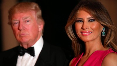 Melania Trump volta a processar imprensa por notícias sobre o seu passado