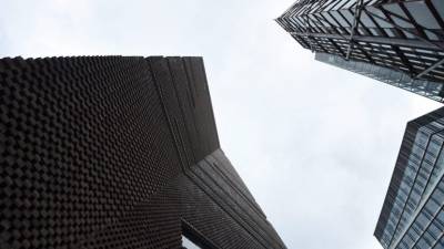 Menino empurrado do 10.º andar da galeria Tate Modern está fora de perigo
