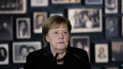 Merkel diz que a memória dos crimes nazis são inseparáveis da identidade alemã