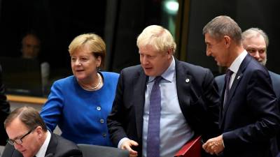 Merkel saúda acordo que salvaguarda mercado único e paz na Irlanda