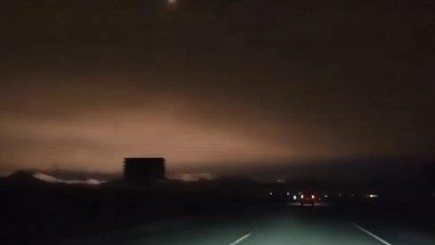 Meteoro ilumina céu na Sibéria durante a noite