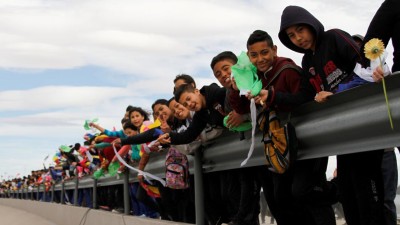 Mexicanos formam muro humano junto à fronteira com os EUA em protesto contra Trump
